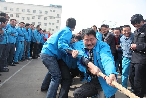 各參賽隊(duì)正在緊張激勵(lì)的比賽