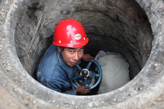 檢修車間王序國(guó)在焦化一期更換消防閥門